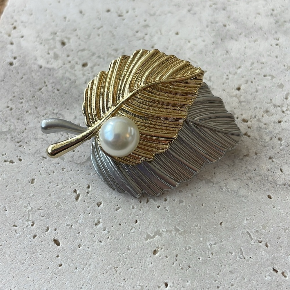Anthropologie leaf 🍃 Brooch